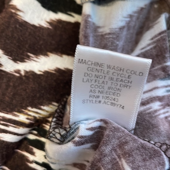 H.I.P. Brand women’s sleeveless top.From Nordstrom.Size M Gathering below neck. - Picture 7 of 7